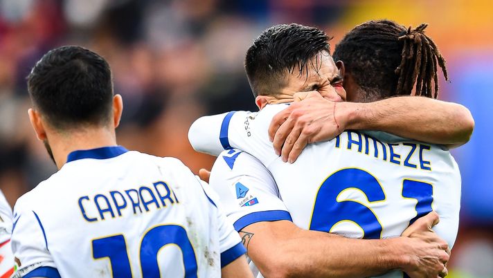 GENOA, ITALY - NOVEMBER 21: Adrien Tameze of Hellas Verona (R) celebrates with his team-mate Giovanni Simeone after scoring a goal during the Serie A match between UC Sampdoria and Hellas Verona FC at Stadio Luigi Ferraris on November 27, 2021 in Genoa, Italy. (Photo by Getty Images) Ride bene chi ride…Hellas: il derby veneto annichilisce il Venezia - immagine 1