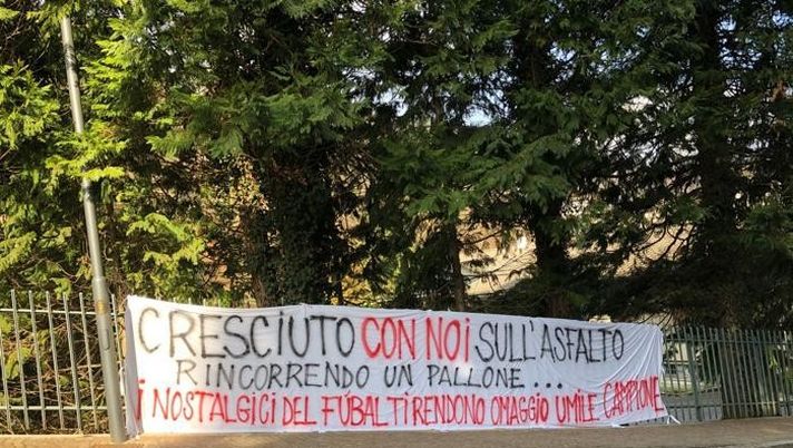 FOTO – Lo striscione per Astori fuori dal cimitero di San Pellegrino 