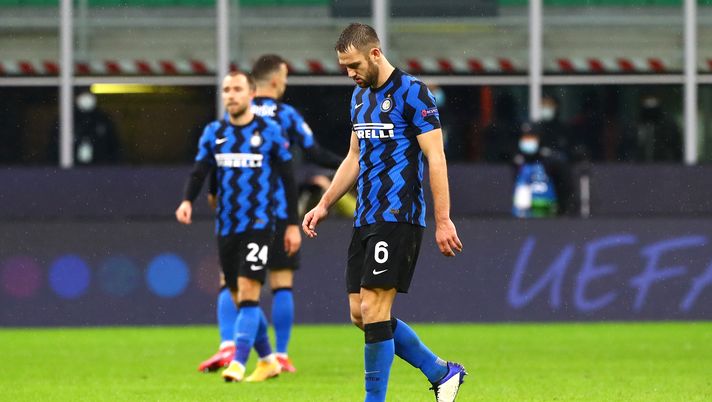 MILAN, ITALY - DECEMBER 09: Stefan de Vrij of Inter Milan reacts at full-time after the UEFA Champions League Group B stage match between FC Internazionale and Shakhtar Donetsk at Stadio Giuseppe Meazza on December 09, 2020 in Milan, Italy. Sporting stadiums around Italy remain under strict restrictions due to the Coronavirus Pandemic as Government social distancing laws prohibit fans inside venues resulting in games being played behind closed doors. (Photo by Marco Luzzani/Getty Images) MILAN, ITALY - DECEMBER 09: Stefan de Vrij of Inter Milan reacts at full-time after the UEFA Champions League Group B stage match between FC Internazionale and Shakhtar Donetsk at Stadio Giuseppe Meazza on December 09, 2020 in Milan, Italy. Sporting stadiums around Italy remain under strict restrictions due to the Coronavirus Pandemic as Government social distancing laws prohibit fans inside venues resulting in games being played behind closed doors. (Photo by Marco Luzzani/Getty Images)