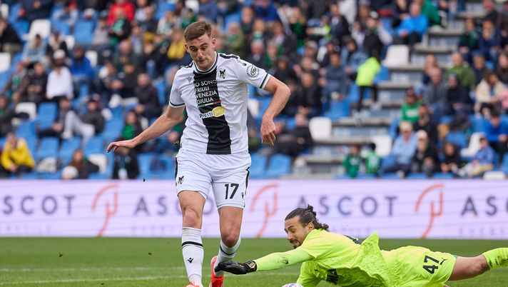 REGGIO NELL'EMILIA, ITALY - APRIL 01: Lorenzo Lucca of Udinese Calcio competes with Andrea Consigli of US Sassuolo during the Serie A TIM match between US Sassuolo and Udinese Calcio at Mapei Stadium - Citta' del Tricolore on April 01, 2024 in Reggio nell'Emilia, Italy. (Photo by Emmanuele Ciancaglini/Getty Images) Sassuolo-Udinese / Le pagelle della redazione: Lovric butta la vittoria- immagine 1