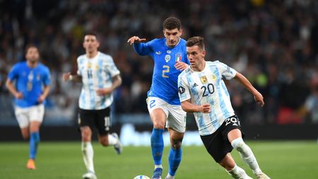 LONDON, ENGLAND - JUNE 01: Giovani Lo Celso of Argentina is challenged by Giovanni Di Lorenzo of Italy during the Finalissima 2022 Final between Italy and Argentina at Wembley Stadium on June 01, 2022 in London, England. (Photo by Shaun Botterill/Getty Images)