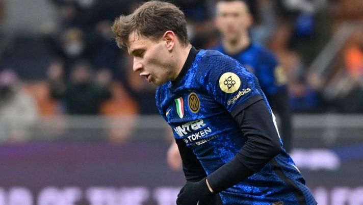 Inter Milan's Italian midfielder Nicolo Barella celebrates scoring his team's first goal during the Italian Serie A football match between Inter Milan and Venezia at the Giuseppe-Meazza (San Siro) stadium in Milan on January 22, 2022. (Photo by Alberto PIZZOLI / AFP) (Photo by ALBERTO PIZZOLI/AFP via Getty Images) Perché 8,5 a Barella? Questa è la spiegazione ufficiale da parte di Fantacalcio.it - immagine 1