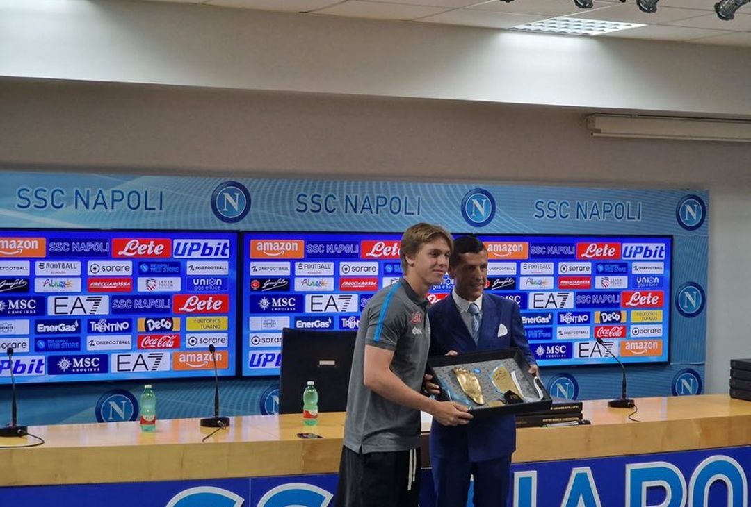 GALLERY Premiati tutti i calciatori azzurri da Stefano Ceci: l’omaggio a Maradona - immagine 2