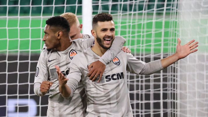 WOLFSBURG, GERMANY - MARCH 12: (FREE FOR EDITORIAL USE) In this handout image provided by VfL Wolfsburg, Junior Moraes of Shakhtar Donetsk celebrates with his team mates after scoring his team's first goal during the UEFA Europa League round of 16 first leg match between VfL Wolfsburg and Shakhtar Donetsk at Volkswagen Arena on March 12, 2020 in Wolfsburg, Germany. The match was played behind closed doors as a precaution against the spread of COVID-19 (Coronavirus). (Photo by Handout/VfL Wolfsburg via Getty Images) WOLFSBURG, GERMANY - MARCH 12: (FREE FOR EDITORIAL USE) In this handout image provided by VfL Wolfsburg, Junior Moraes of Shakhtar Donetsk celebrates with his team mates after scoring his team's first goal during the UEFA Europa League round of 16 first leg match between VfL Wolfsburg and Shakhtar Donetsk at Volkswagen Arena on March 12, 2020 in Wolfsburg, Germany. The match was played behind closed doors as a precaution against the spread of COVID-19 (Coronavirus). (Photo by Handout/VfL Wolfsburg via Getty Images)