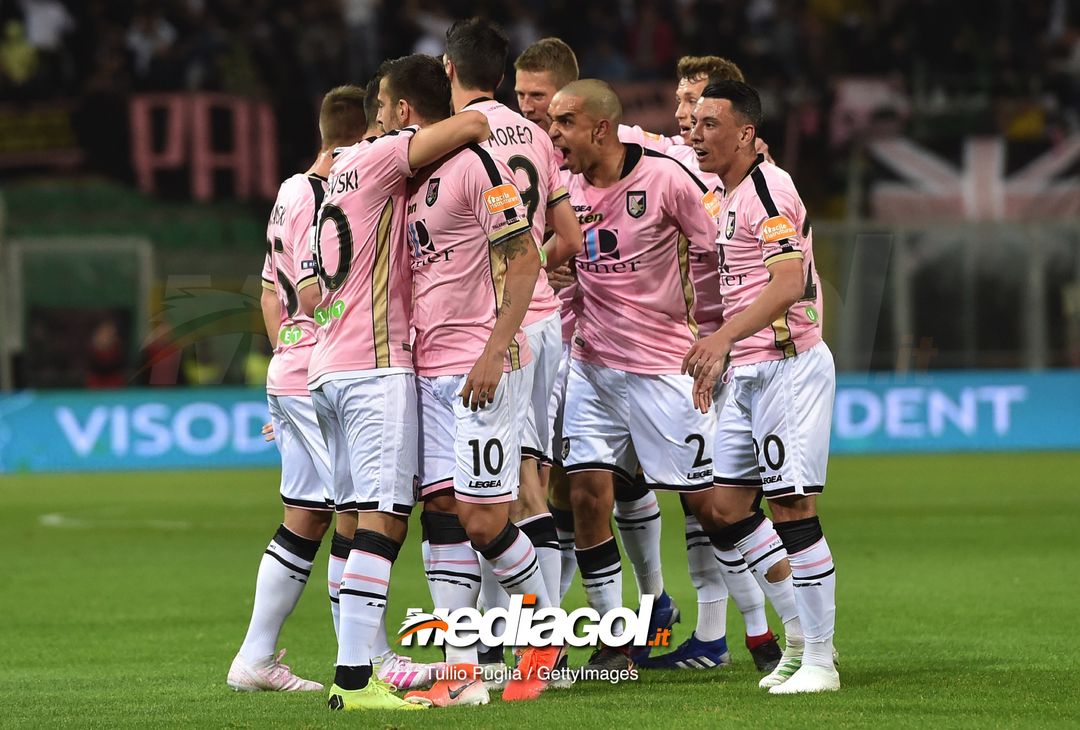  PALERMO, ITALY - APRIL 22: Aleksandar Trajkovski of Palermo celebrates after scoring the opening goal during the Serie B match between US Citta di Palermo and Padova at Stadio Renzo Barbera on April 22, 2019 in Palermo, Italy. (Photo by Tullio M. Puglia/Getty Images) 