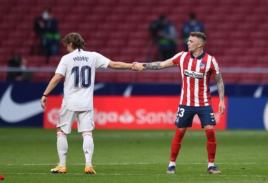 MADRID, SPAIN - MARCH 07: Kieran Trippier of Atletico de Madrid shakes hands with Luka Modric of Real Madrid following the La Liga Santander match between Atletico de Madrid and Real Madrid at Estadio Wanda Metropolitano on March 07, 2021 in Madrid, Spain. Sporting stadiums around Spain remain under strict restrictions due to the Coronavirus Pandemic as Government social distancing laws prohibit fans inside venues resulting in games being played behind closed doors. (Photo by Denis Doyle/Getty Images) MADRID, SPAIN - MARCH 07: Kieran Trippier of Atletico de Madrid shakes hands with Luka Modric of Real Madrid following the La Liga Santander match between Atletico de Madrid and Real Madrid at Estadio Wanda Metropolitano on March 07, 2021 in Madrid, Spain. Sporting stadiums around Spain remain under strict restrictions due to the Coronavirus Pandemic as Government social distancing laws prohibit fans inside venues resulting in games being played behind closed doors. (Photo by Denis Doyle/Getty Images)
