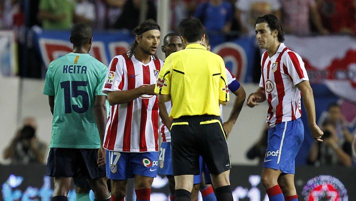 MADRID, SPAIN - SEPTEMBER 19: Lionel Messi of Barcelona lies injured on the pitch after receiving a fault from Thomas Ujfalusi (C) of Atletico, who argues with referee David Fernandez Borbalan during the La Liga match between Atletico Madrid and Barcelona at Vicente Calderon Stadium on September 19, 2010 in Madrid, Spain. (Photo by Angel Martinez/Getty Images) Ujfalusi e il… Messicidio: “Che paura per la caviglia di Leo. Se l’avessi rotta, sarei finito a giocare in Indonesia…” - immagine 1