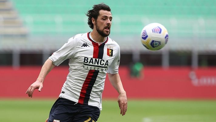 MILAN, ITALY - APRIL 18: Mattia Destro of Genoa CFC in action during the Serie A match between AC Milan and Genoa CFC at Stadio Giuseppe Meazza on April 18, 2021 in Milan, Italy. Sporting stadiums around Italy remain under strict restrictions due to the Coronavirus Pandemic as Government social distancing laws prohibit fans inside venues resulting in games being played behind closed doors. (Photo by Marco Luzzani/Getty Images) Genoa, “Un ko che ci ha fatto male”: Mattia Destro torna sul derby con la Samp - immagine 1