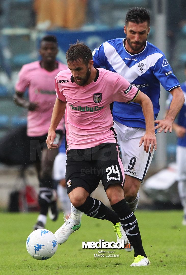  BRESCIA, ITALY - SEPTEMBER 02:  Przemyslaw Szyminski of US Citta di Palermo is challenged by Andrea Caracciolo (back) of Brescia Calcio during the Serie B between Brescia Calcio and US Citta di Palermo at Stadio Mario Rigamonti on September 2, 2017 in Brescia, Italy.  (Photo by Marco Luzzani/Getty Images) 