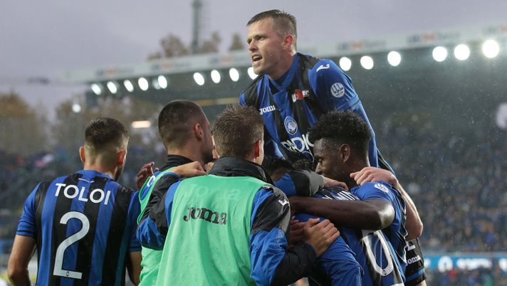 BERGAMO, ITALY - OCTOBER 27:  Jose Palomino of Atalanta BC celebrates with his team-mates after scoring the opening goal during the Serie A match between Atalanta BC and Parma Calcio at Stadio Atleti Azzurri d'Italia on October 27, 2018 in Bergamo, Italy.  (Photo by Emilio Andreoli/Getty Images) 