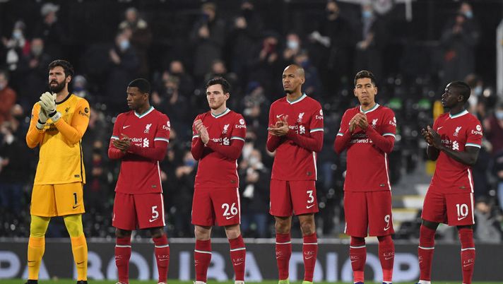 LONDON, ENGLAND - DECEMBER 13: (L-R) Alisson Becker, Georginio Wijnaldum, Andrew Robertson, Fabinho, Roberto Firmino and Sadio Mane of Liverpool take part in a minute of applause for Papa Bouba Diop, former Fulham player, prior to the Premier League match between Fulham and Liverpool at Craven Cottage on December 13, 2020 in London, England. A limited number of spectators (2000) are welcomed back to stadiums to watch elite football across England. This was following easing of restrictions on spectators in tiers one and two areas only. (Photo by Neil Hall - Pool/Getty Images) LONDON, ENGLAND - DECEMBER 13: (L-R) Alisson Becker, Georginio Wijnaldum, Andrew Robertson, Fabinho, Roberto Firmino and Sadio Mane of Liverpool take part in a minute of applause for Papa Bouba Diop, former Fulham player, prior to the Premier League match between Fulham and Liverpool at Craven Cottage on December 13, 2020 in London, England. A limited number of spectators (2000) are welcomed back to stadiums to watch elite football across England. This was following easing of restrictions on spectators in tiers one and two areas only. (Photo by Neil Hall - Pool/Getty Images)