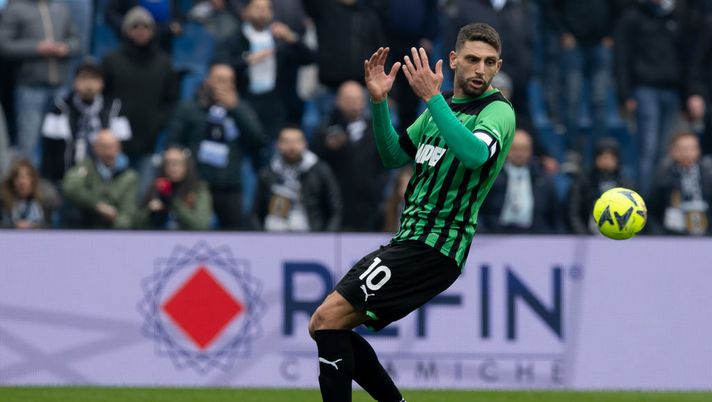 REGGIO NELL'EMILIA, ITALY - JANUARY 15: Domenico Berardi of US Sassuolo looks dejected during the Serie A match between US Sassuolo and SS Lazio at Mapei Stadium - Citta' del Tricolore on January 15, 2023 in Reggio nell'Emilia, Italy. (Photo by Emmanuele Ciancaglini/Getty Images) Sassuolo, formazione con le certezze Berardi e Frattesi: la possibile gestione di Lopez - immagine 1