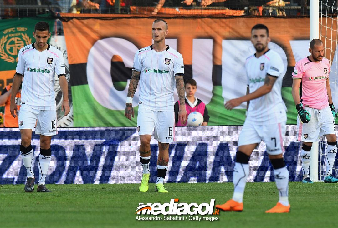 VENICE, ITALY - APRIL 27:US Citta di Palermo playes  reacts during the serie B match between Venezia FC and US Citta di Palermo at Stadio Pier Luigi Penzo on April 27, 2018 in Venice, Italy.  (Photo by Alessandro Sabattini/Getty Images) 