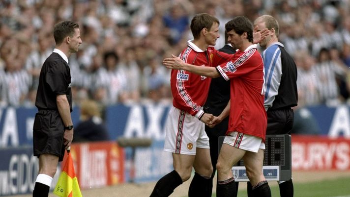 22 May 1999: Teddy Sheringham of Manchester United comes onto the field as a substitute for Roy Keane during the AXA FA Cup Final match against Newcastle United played at Wembley Stadium in London, England. The match finished in a 2-0 win for Manchester United and they achieved the "Double" for the third time in six years. Mandatory Credit: Ben Radford /Allsport Sheringham e la litigata…eterna con Keane: “Pensavo ci saremmo picchiati ma non mi ha più parlato per 3 anni - immagine 1