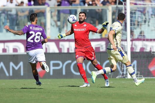 FLORENCE, ITALY - SEPTEMBER 18: Pietro Terracciano goalkeeper of ACF Fiorentina in action during the Serie A match between ACF Fiorentina and Hellas Verona at Stadio Artemio Franchi on September 18, 2022 in Florence, Italy. (Photo by Gabriele Maltinti/Getty Images) Italiano ha “eletto” il suo centrocampo. Imprescindibili, non c’è solo Barak- immagine 2