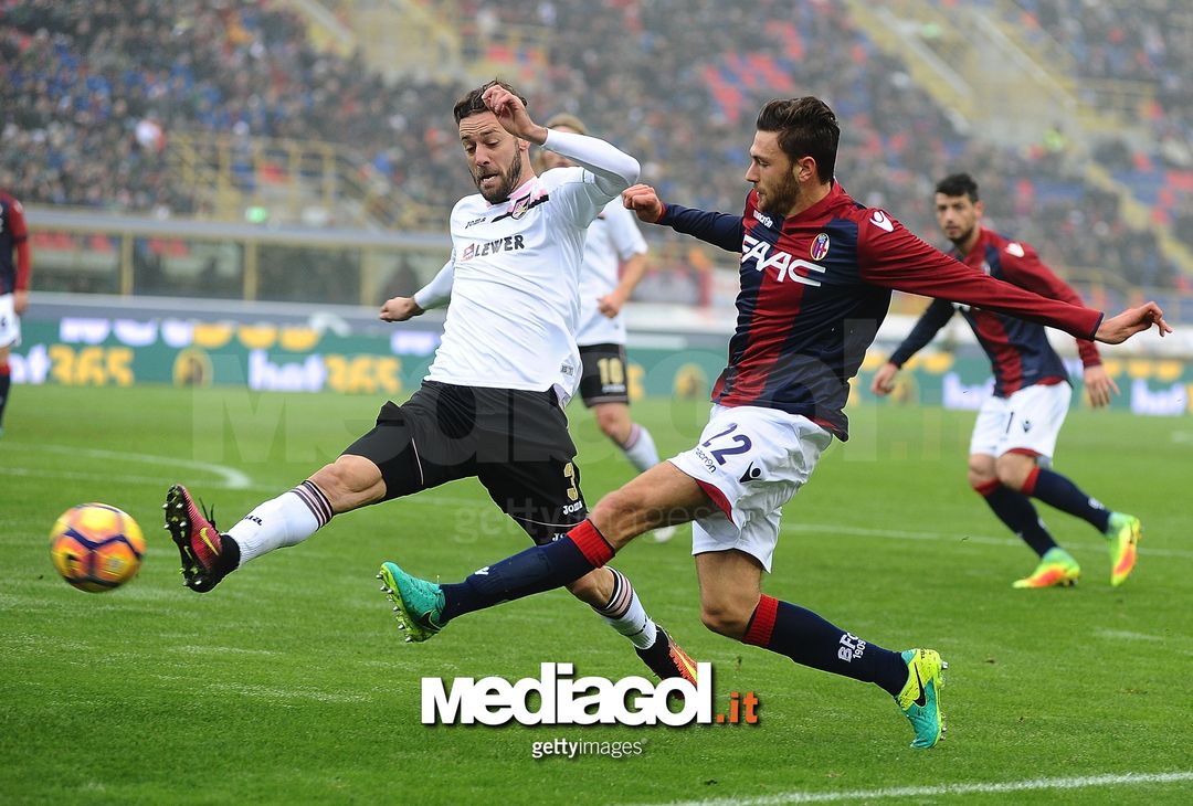  BOLOGNA, ITALY - NOVEMBER 20: Luca Rizzo # 22 of Bologna FC in action during the Serie A match between Bologna FC and US Citta di Palermo at Stadio Renato Dall'Ara on November 20, 2016 in Bologna, Italy.  (Photo by Mario Carlini / Iguana Press/Getty Images) 