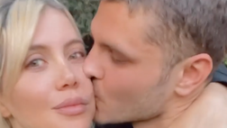 Icardi, bacio romantico alla sua Wanda. L’argentino romantico sui social