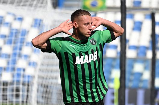 REGGIO NELL'EMILIA, ITALY - SEPTEMBER 11: Davide Frattesi of US Sassuolo celebrates after scoring their team's first goal during the Serie A match between US Sassuolo and Udinese Calcio at Mapei Stadium - Citta' del Tricolore on September 11, 2022 in Reggio nell'Emilia, Italy. (Photo by Alessandro Sabattini/Getty Images) Consigli Fantacalcio, 5 centrocampisti per la 22a giornata: Luis Alberto e Frattesi in fiducia!- immagine 3