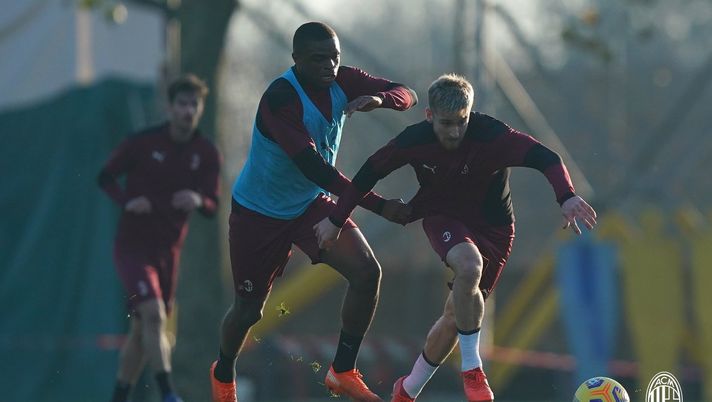 Alexis Saelemaekers e Pierre Kalulu (AC Milan) in azione a Milanello (@acmilan) 
