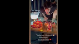 VIDEO / Torta, cori e baci con Giulia: la mega festa di Sandro Tonali