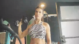 VIDEO / Elisabetta Canalis in versione “zebrata”: il workout fa impazzire i fan
