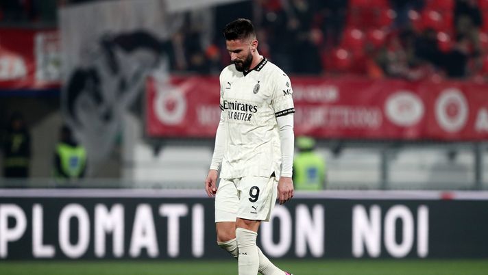 MONZA, ITALY - FEBRUARY 18: Olivier Giroud of AC Milan looks dejected after defeat to AC Monza during the Serie A TIM match between AC Monza and AC Milan - Serie A TIM at U-Power Stadium on February 18, 2024 in Monza, Italy. (Photo by Marco Luzzani/Getty Images) IPSE DIXIT – Giroud: “Clean sheet come in EL”, Allegri: “Dobbiamo rialzarci”, altra frenata- immagine 2