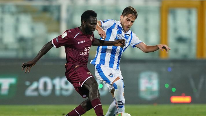 PESCARA, ITALY - JULY 27: Theoplhilus Awua of Licorno Calcio competes for the ball with Luca Palmiero of Pescara Calcio during the serie B match between Pescara Calcio and AS Livorno at Adriatico Stadium on July 27, 2020 in Pescara, Italy. (Photo by Danilo Di Giovanni/Getty Images for Lega Serie B) 