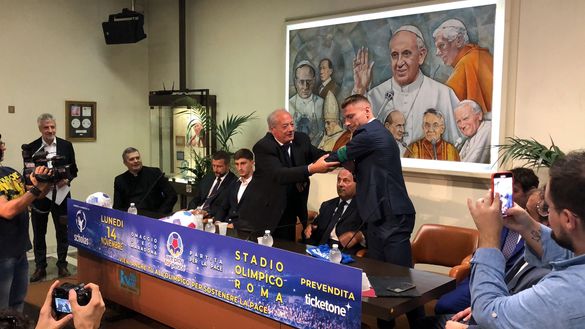 Immobile riceve la fascia da capitano per l'evento Partita della Pace Immobile riceve la fascia da capitano per l'evento Partita della Pace