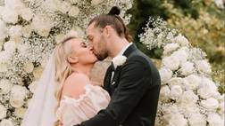 Dopo l’addio al celibato con due donne Andy Carroll finalmente si sposa: al suo sì grandi risate