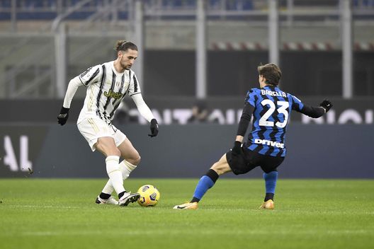 Adrien Rabiot in azione contro l'Inter a San Siro Adrien Rabiot in azione contro l'Inter a San Siro