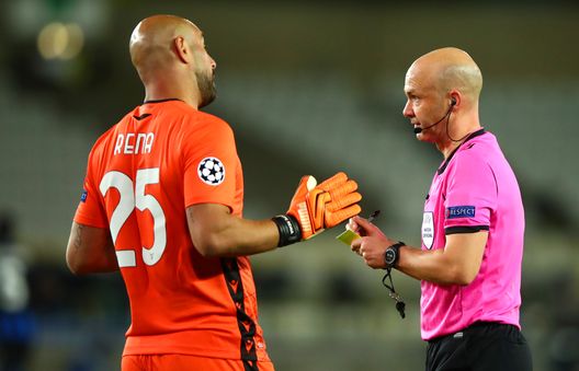 BRUGGE, BELGIUM - OCTOBER 28: Pepe Reina of SS Lazio appeals to match referee Anthony Taylor after a Club Brugge KV penalty was awarded after a VAR check during the UEFA Champions League Group F stage match between Club Brugge KV and SS Lazio at Jan Breydel Stadium on October 28, 2020 in Brugge, Belgium. Sporting stadiums around Belgium remain under strict restrictions due to the Coronavirus Pandemic as Government social distancing laws prohibit fans inside venues resulting in games being played behind closed doors. (Photo by Dean Mouhtaropoulos/Getty Images) BRUGGE, BELGIUM - OCTOBER 28: Pepe Reina of SS Lazio appeals to match referee Anthony Taylor after a Club Brugge KV penalty was awarded after a VAR check during the UEFA Champions League Group F stage match between Club Brugge KV and SS Lazio at Jan Breydel Stadium on October 28, 2020 in Brugge, Belgium. Sporting stadiums around Belgium remain under strict restrictions due to the Coronavirus Pandemic as Government social distancing laws prohibit fans inside venues resulting in games being played behind closed doors. (Photo by Dean Mouhtaropoulos/Getty Images)