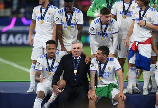 PARIS, FRANCE - MAY 28: Carlo Ancelotti, Head Coach of Real Madrid interacts with Eder Militao and Dani Ceballos of Real Madrid following their sides victory in the UEFA Champions League final match between Liverpool FC and Real Madrid at Stade de France on May 28, 2022 in Paris, France. (Photo by Shaun Botterill/Getty Images) Ancelotti e le rotazioni: “Infortuni inevitabili. Chi ha paura di farsi male può stare sul divano”- immagine 2