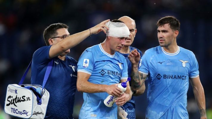 ROME, ITALY - SEPTEMBER 03: Adam Marusic of SS Lazio leaves the field after receiving medical treatment during the Serie A match between SS Lazio and SSC Napoli at Stadio Olimpico on September 03, 2022 in Rome, Italy. (Photo by Paolo Bruno/Getty Images) Marusic KO, parla il medico della Lazio: “Ecco l’esito degli accertamenti” - immagine 1