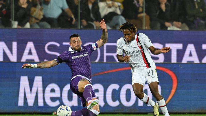 FLORENCE, ITALY - MARCH 30: Samuel Chukwueze of AC Milan competes for the ball with Cristiano Biraghi of ACF Fiorentina during the Serie A TIM match between ACF Fiorentina and AC Milan at Stadio Artemio Franchi on March 30, 2024 in Florence, Italy. (Photo by Claudio Villa/AC Milan via Getty Images) (Photo by Claudio Villa/AC Milan via Getty Images) Vernazza: “Milan a -11 dalla capilista e qualche tifoso fa pensieri proibiti” - immagine 1