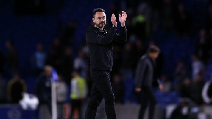 BRIGHTON, ENGLAND - OCTOBER 08: Roberto De Zerbi, Manager of Brighton & Hove Albion applauds the fans after their sides defeat during the Premier League match between Brighton & Hove Albion and Tottenham Hotspur at American Express Community Stadium on October 08, 2022 in Brighton, England. (Photo by Steve Bardens/Getty Images) De Zerbi non fa drammi: “Mi spiace ma siamo il Brighton, possiamo perdere. Ai rigori poi può succedere” - immagine 1
