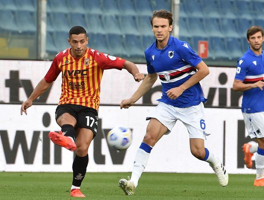 GENOA, ITALY - SEPTEMBER 26: Gianluca Caprari of Benevento Calcio and Albin Ekdal of UC Sampdoria in action during the Serie A match between UC Sampdoria and Benevento Calcio at Stadio Luigi Ferraris on September 26, 2020 in Genoa, Italy. (Photo by Paolo Rattini/Getty Images) GENOA, ITALY - SEPTEMBER 26: Gianluca Caprari of Benevento Calcio and Albin Ekdal of UC Sampdoria in action during the Serie A match between UC Sampdoria and Benevento Calcio at Stadio Luigi Ferraris on September 26, 2020 in Genoa, Italy. (Photo by Paolo Rattini/Getty Images)