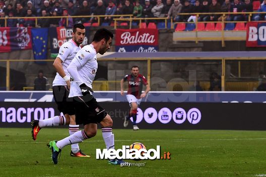 BOLOGNA, ITALY - NOVEMBER 20: Bruno Henrique (R) of Palermo passes the ball to Ilija Nestorovski who will score the opening goal during the Serie A match between Bologna FC and US Citta di Palermo at Stadio Renato Dall'Ara on November 20, 2016 in Bologna, Italy.  (Photo by Tullio M. Puglia/Getty Images) 