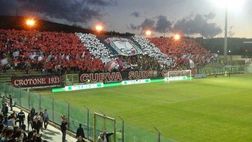 “Siete retrocessi, che ci fate qui?”: i tifosi del Crotone aggrediscono i giocatori