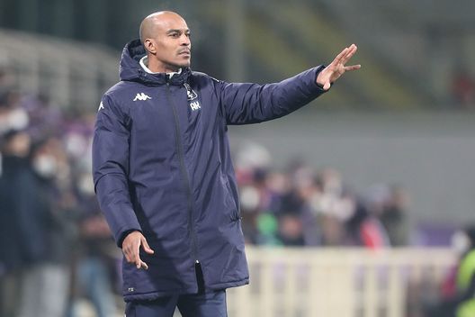 FLORENCE, ITALY - JANUARY 17: Abdoulaye Konko manager of Genoa CFC gestures during the Serie A match between ACF Fiorentina and Genoa CFC at Stadio Artemio Franchi on January 17, 2022 in Florence, Italy. (Photo by Gabriele Maltinti/Getty Images) Floro Flores: “Italiano giovane e preparato, magari lo avesse preso il Genoa”- immagine 2