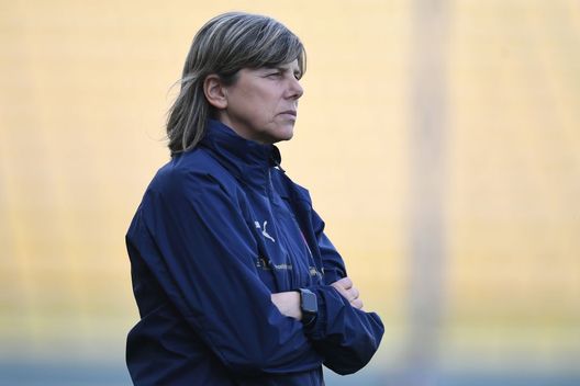 PARMA, ITALY - APRIL 07: Milena Bertolini head coach of italy Women looks on during the Italy Training Session & Press Conference at Stadio Ennio Tardini on April 07, 2022 in Parma, Italy. (Photo by Alessandro Sabattini/Getty Images) Bertolini: “Non avevo dubbi, la squadra ha reagito. Adesso vinciamo con il Belgio e vediamo…” - immagine 1