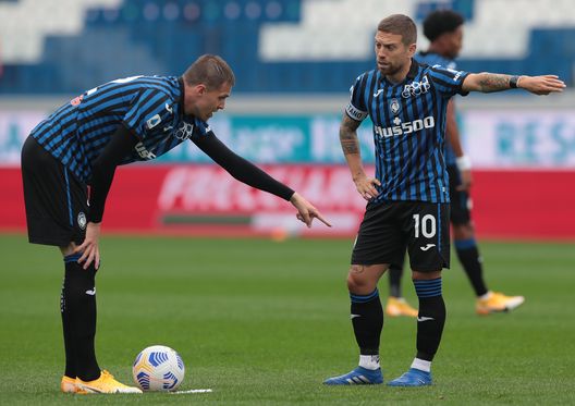 Gomez mentre si prepara a calciare una punizione Gomez mentre si prepara a calciare una punizione