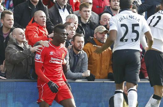 Mario Balotelli fermato dai tifosi (http://1clicknews.com/) Mario Balotelli fermato dai tifosi (http://1clicknews.com/)