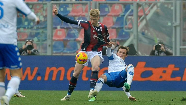 BOLOGNA, ITALY - FEBRUARY 06: Jerdy Schouten of Bologna FC ( L ) competes the ball with Szymon Zurkowski of Empoli FC ( R ) during the Serie A match between Bologna FC and Empoli FC at Stadio Renato Dall'Ara on February 06, 2022 in Bologna, Italy. (Photo by Mario Carlini / Iguana Press/Getty Images) Gazzetta – Un altro centrocampista per Mihajlovic? - immagine 1