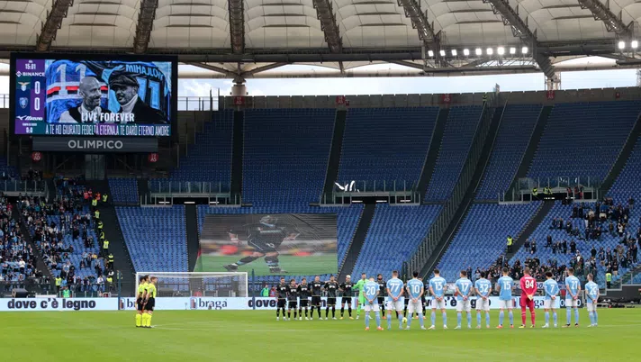 Il minuto di silenzio per Mihajlovic