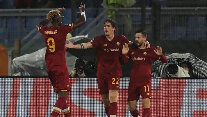 ROME, ITALY - NOVEMBER 25: Carles Perez of AS Roma celebrates with teammates Tammy Abraham and Nicolo Zaniolo after scoring their side's first goal during the UEFA Europa Conference League group C match between AS Roma and Zorya Lugansk at Stadio Olimpico on November 25, 2021 in Rome, Italy. (Photo by Paolo Bruno/Getty Images) Roma, testa alla finale di Conference. Ma i giallorossi hanno bisogno di punti - immagine 1