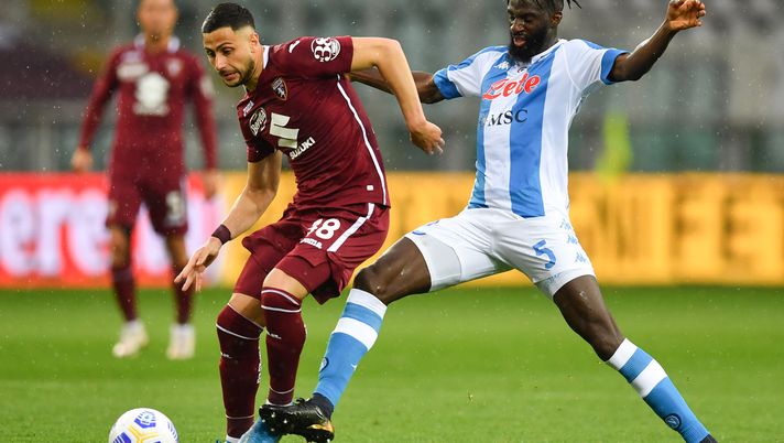 TURIN, ITALY - APRIL 26: Rolando Mandragora of Torino FC battles for possession with Tiemoue Bakayoko of SSC Napoli during the Serie A match between Torino FC and SSC Napoli at Stadio Olimpico di Torino on April 26, 2021 in Turin, Italy. Sporting stadiums around Italy remain under strict restrictions due to the Coronavirus Pandemic as Government social distancing laws prohibit fans inside venues resulting in games being played behind closed doors. (Photo by Valerio Pennicino/Getty Images) Torino-Napoli 0-2, il tabellino: col Parma i granata senza Verdi e Mandragora - immagine 1