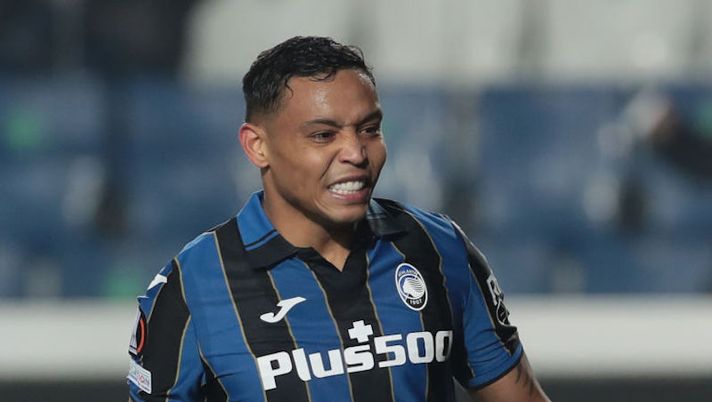 BERGAMO, ITALY - FEBRUARY 17: Luis Muriel of Atalanta BC reacts during the UEFA Europa League Knockout Round Play-Offs Leg One match between Atalanta and Olympiacos at Stadio di Bergamo on February 17, 2022 in Bergamo, Italy. (Photo by Emilio Andreoli/Getty Images) Gazzetta: “La verità su Muriel: quando torna! Per Zapata, Ilicic, Palomino e Miranchuk…” - immagine 1