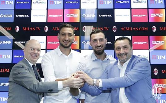  Marco Fassone, Gianluigi e Antonio Donnarumma, Massimiliano Mirabelli (credits: acmilan.com) 