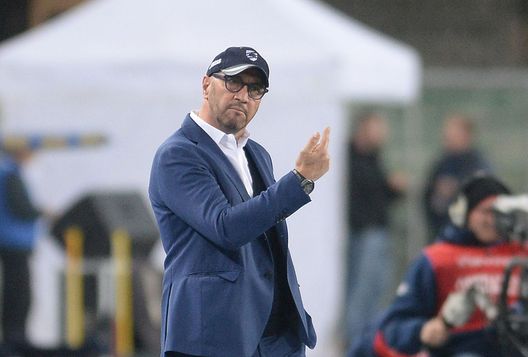 VERONA, ITALY - NOVEMBER 02:  Head coach  of UC Sampdoria Walter Zenga gestures during the Serie A match between AC Chievo Verona and UC Sampdoria at Stadio Marc'Antonio Bentegodi on November 2, 2015 in Verona, Italy.  (Photo by Dino Panato/Getty Images) 