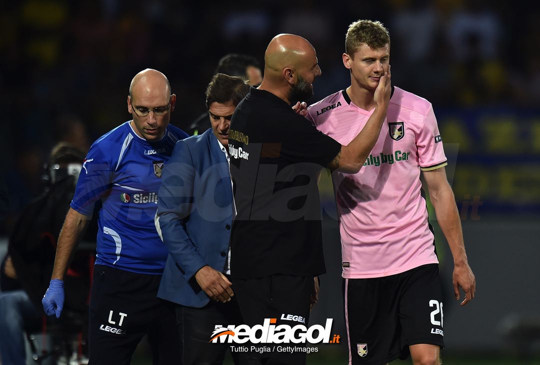  FROSINONE, ITALY - JUNE 16: Pawel Dawidowicz of Palermo is comforted by Head Coach Roberto Stellone as he leaves the pitch after an injury during the serie B playoff match final between Frosinone Calcio v US Citta di Palermo at Stadio Benito Stirpe on June 16, 2018 in Frosinone, Italy.  (Photo by Tullio M. Puglia/Getty Images) 